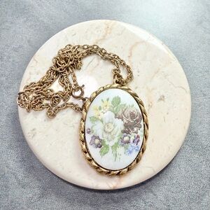 Vintage Victorian Style Floral Cameo Gold Tone Porcelain Pendant Chain Necklace